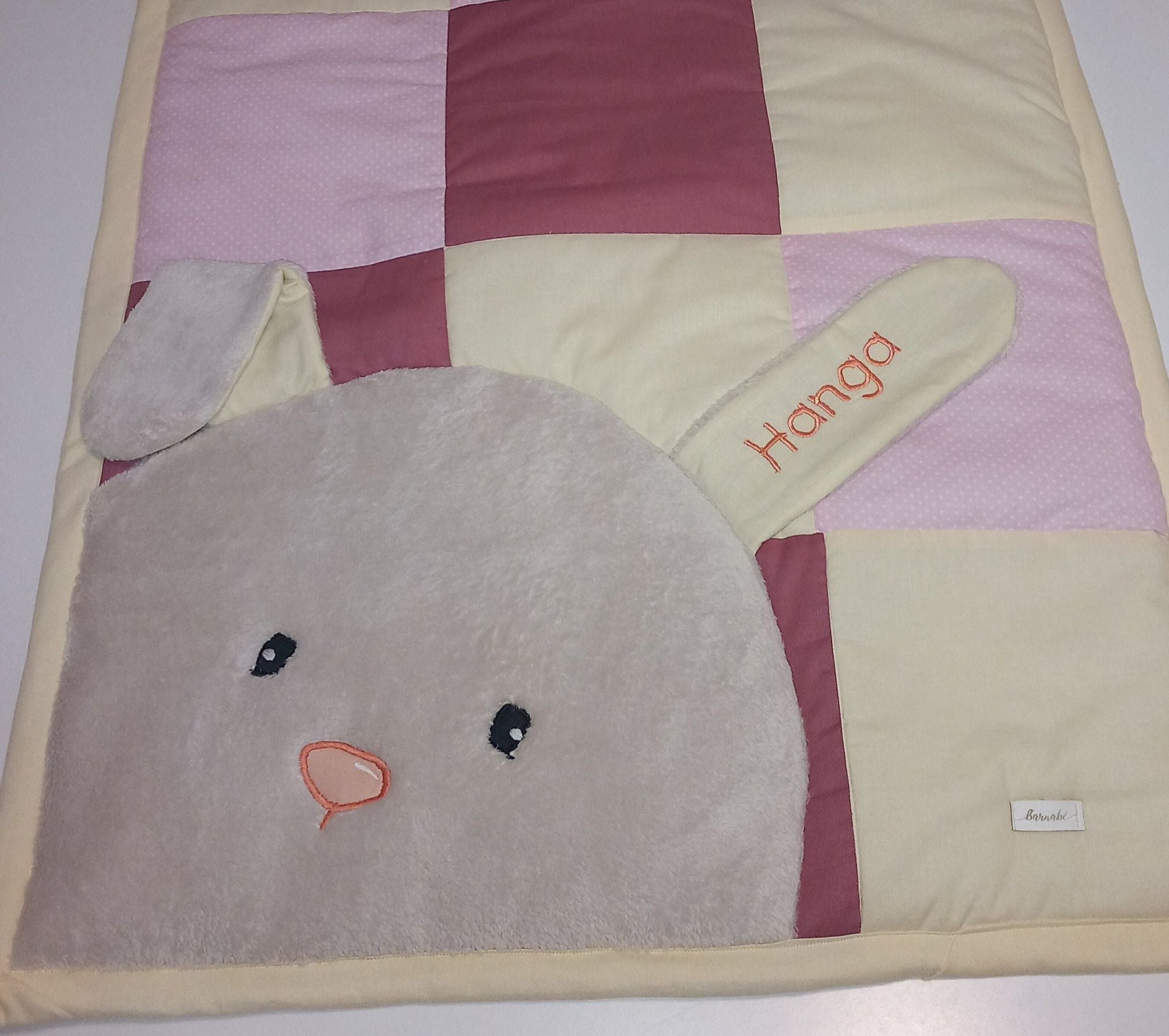 Bundás Pajtás névvel hímzett egyedi, patchwork babatakaró névvel hímezve