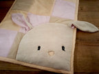 Bundás Pajtás névvel hímzett egyedi, patchwork babatakaró névvel hímezve