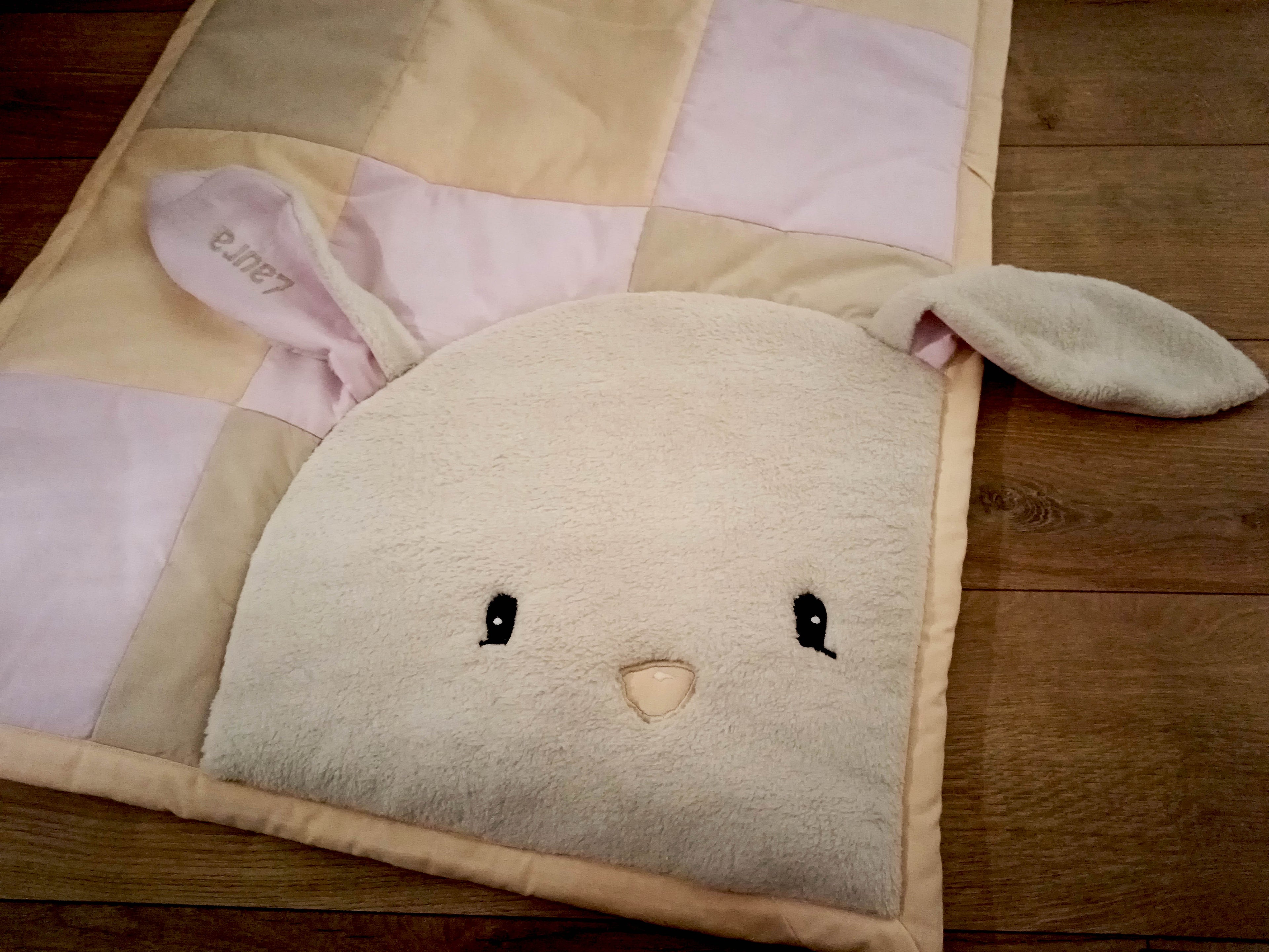 Bundás Pajtás névvel hímzett egyedi, patchwork babatakaró névvel hímezve