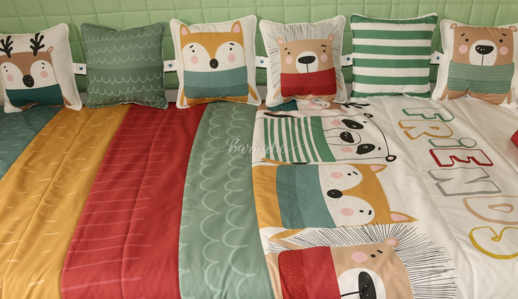 Jóbarátok mintás pamut ÁGYTAKARÓ 140x220 cm méretben