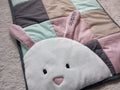 Bundás Pajtás névvel hímzett egyedi, patchwork babatakaró névvel hímezve