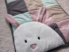 Bundás Pajtás névvel hímzett egyedi, patchwork babatakaró névvel hímezve