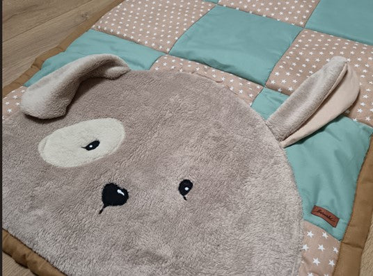 Bundás Pajtás névvel hímzett egyedi, patchwork babatakaró névvel hímezve