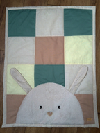 Bundás Pajtás névvel hímzett egyedi, patchwork babatakaró névvel hímezve