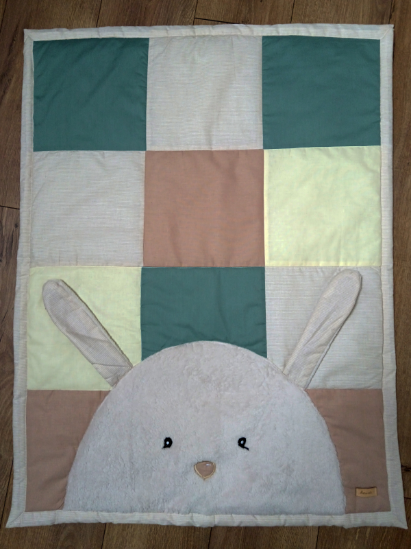 Bundás Pajtás névvel hímzett egyedi, patchwork babatakaró névvel hímezve